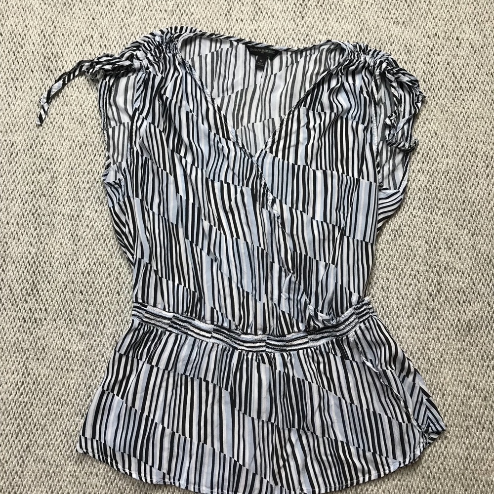 SOLD🌈Banana Republic Sleeveless Fitted Blouse